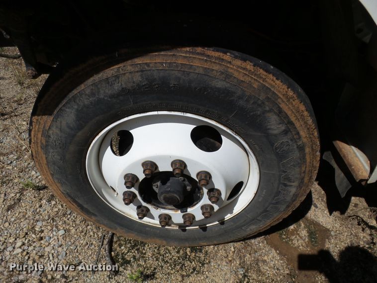 image for item DE7955 2004 Ford F750 Super Duty dump truck