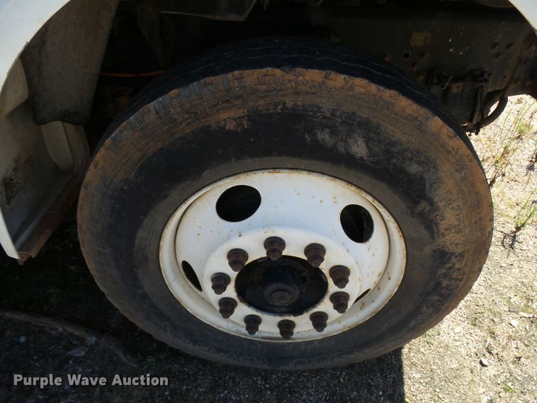 image for item DE7955 2004 Ford F750 Super Duty dump truck