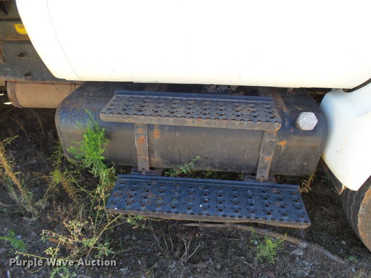 image for item DE7955 2004 Ford F750 Super Duty dump truck