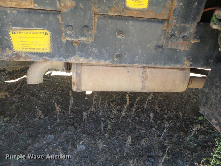 image for item DE7955 2004 Ford F750 Super Duty dump truck