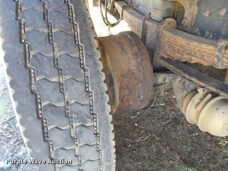 image for item DE7955 2004 Ford F750 Super Duty dump truck