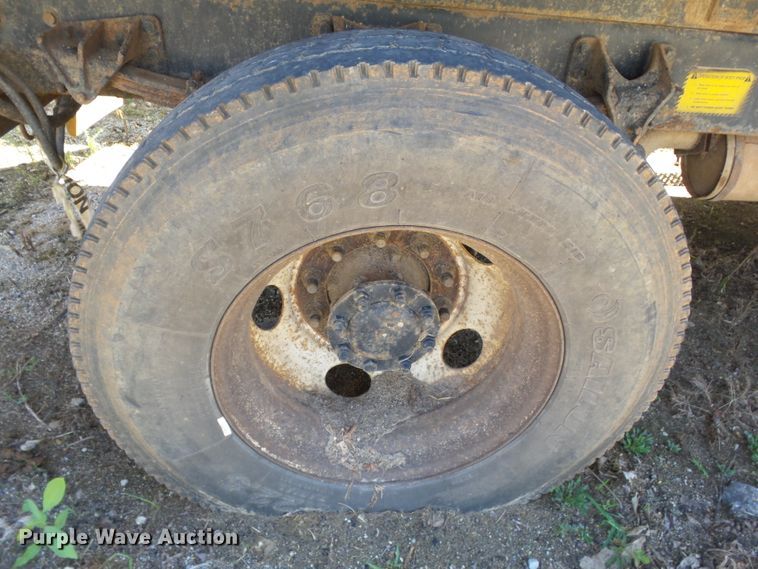 image for item DE7955 2004 Ford F750 Super Duty dump truck