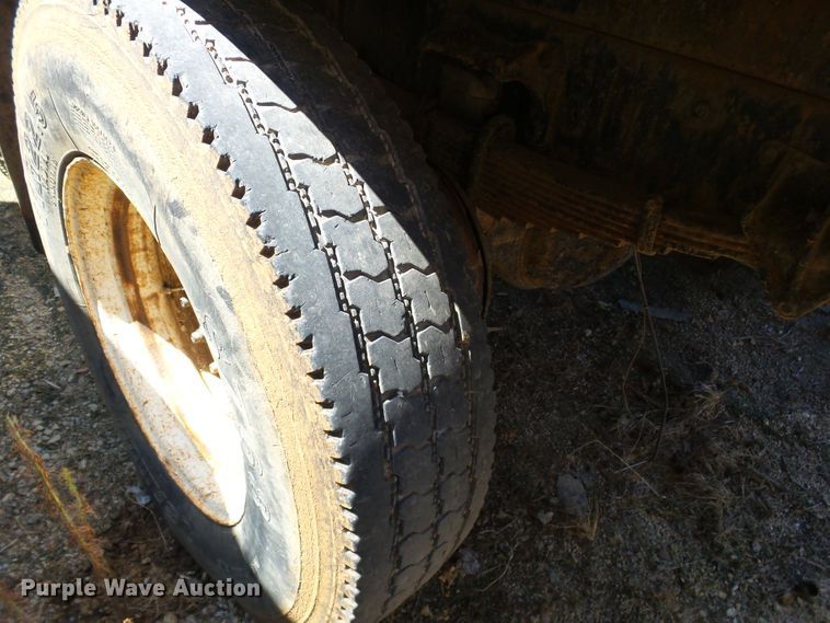 image for item DE7955 2004 Ford F750 Super Duty dump truck