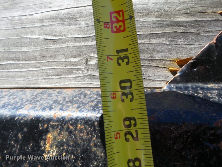 image for item DE7955 2004 Ford F750 Super Duty dump truck