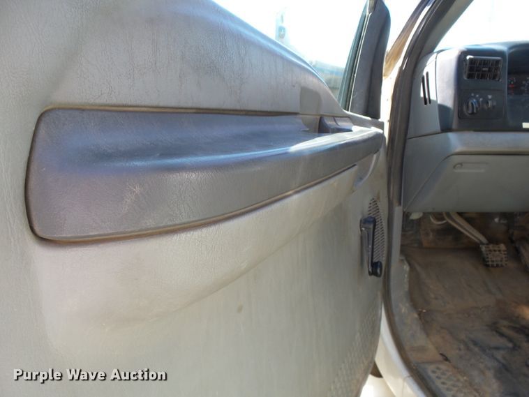 image for item DE7955 2004 Ford F750 Super Duty dump truck