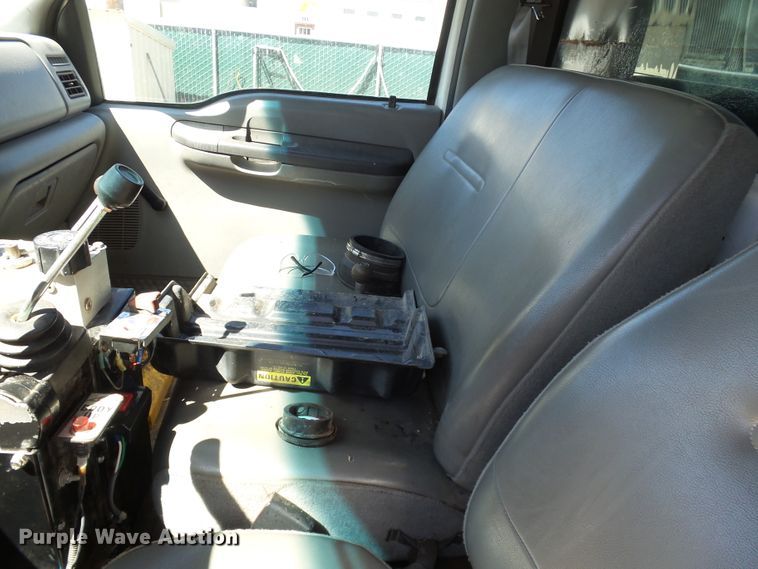 image for item DE7955 2004 Ford F750 Super Duty dump truck