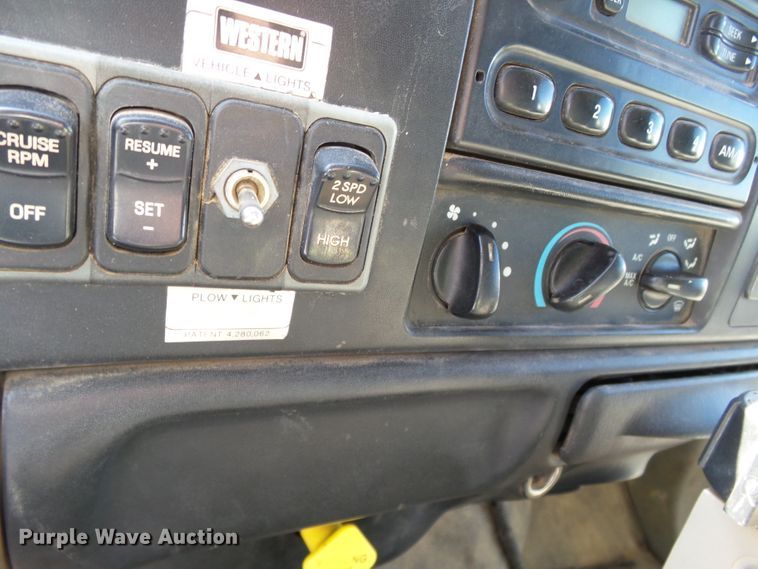 image for item DE7955 2004 Ford F750 Super Duty dump truck