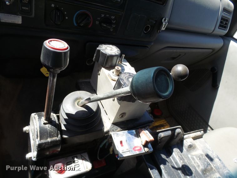 image for item DE7955 2004 Ford F750 Super Duty dump truck