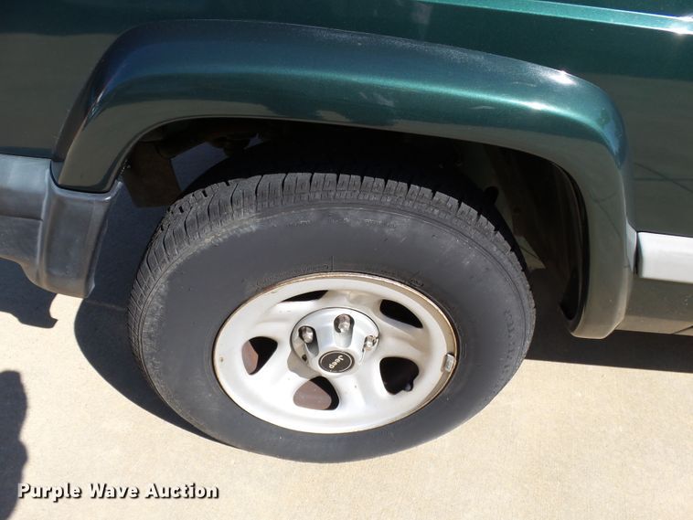 image for item DE7957 2001 Jeep Cherokee SUV