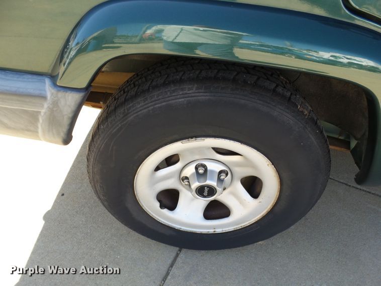 image for item DE7957 2001 Jeep Cherokee SUV