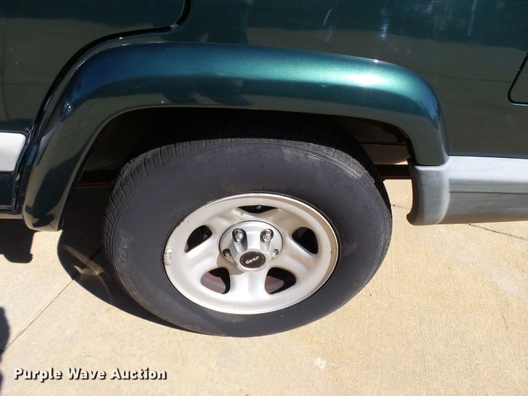 image for item DE7957 2001 Jeep Cherokee SUV