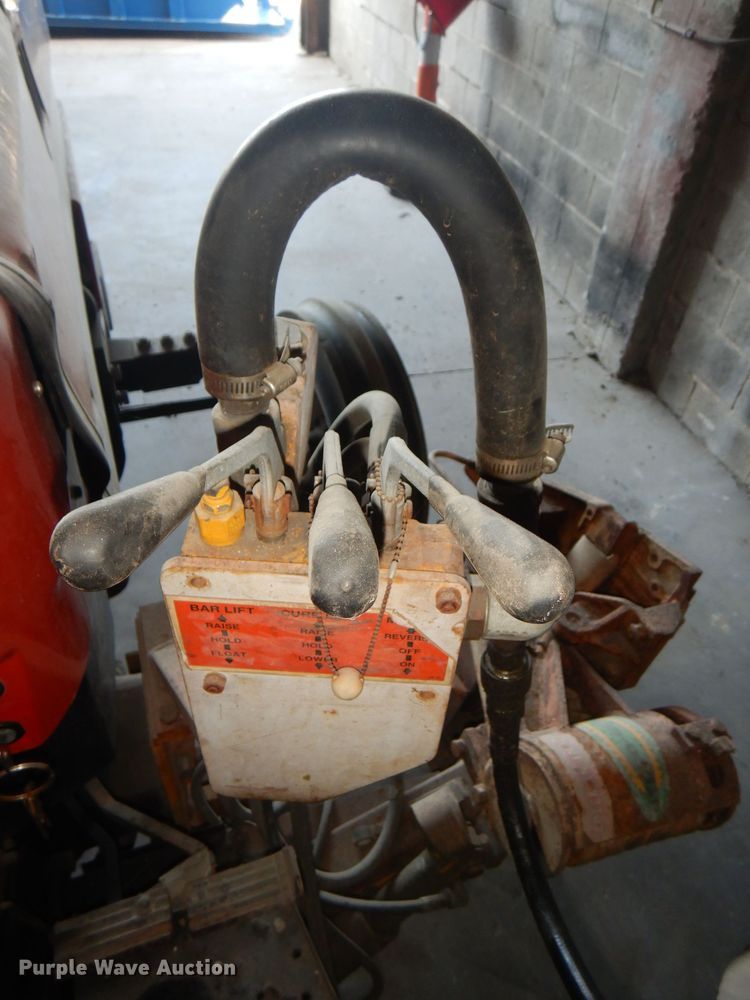 image for item DG4927 1989 Case IH 585 tractor