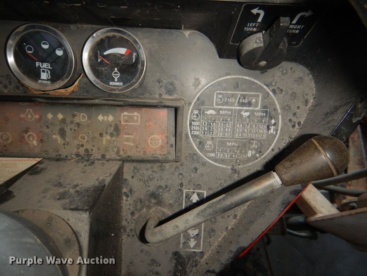 image for item DG4927 1989 Case IH 585 tractor