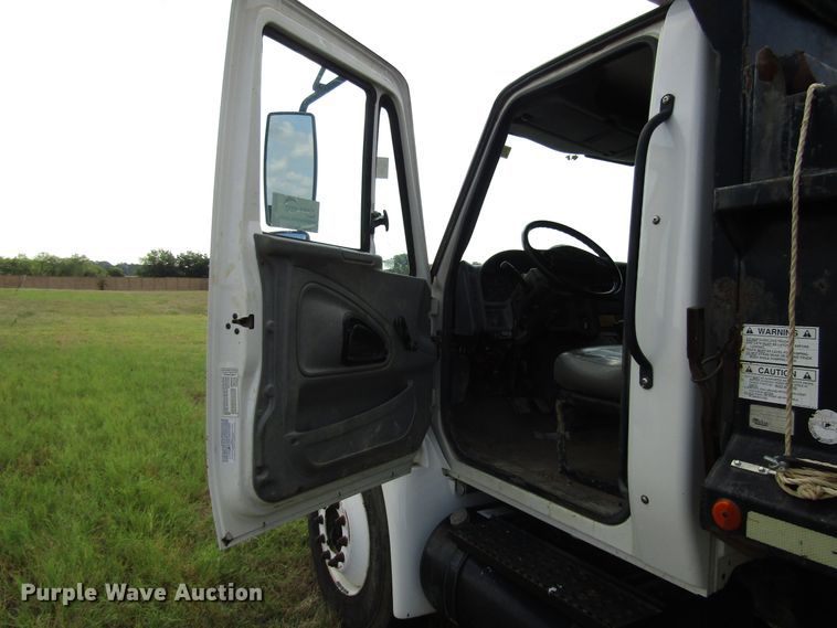 image for item DG8009 2003 International 4400 dump truck