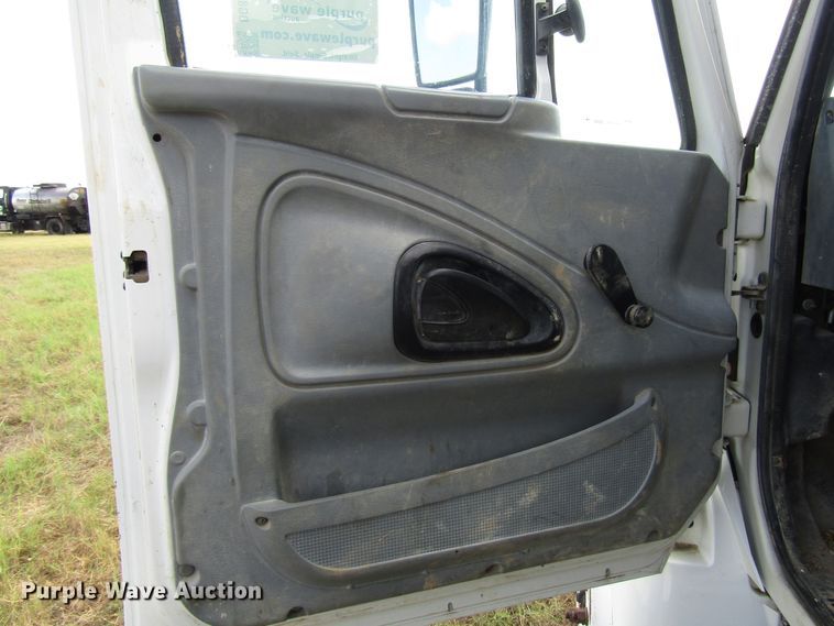image for item DG8009 2003 International 4400 dump truck