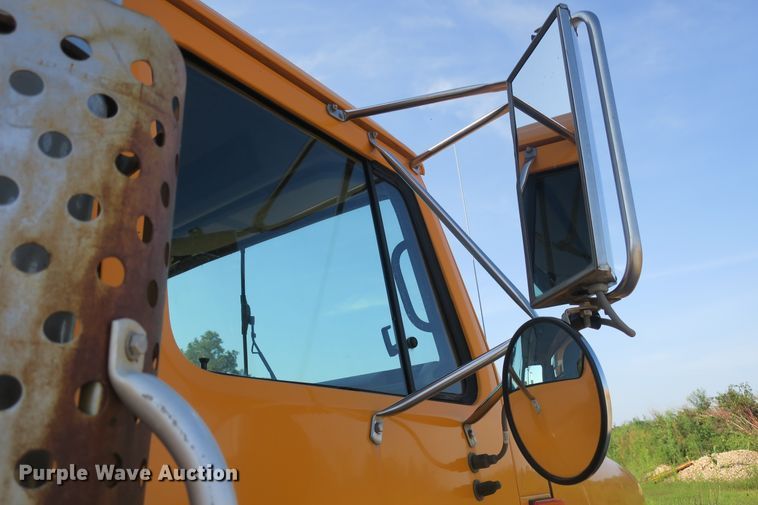 image for item DG8042 2002 International 2554 dump truck