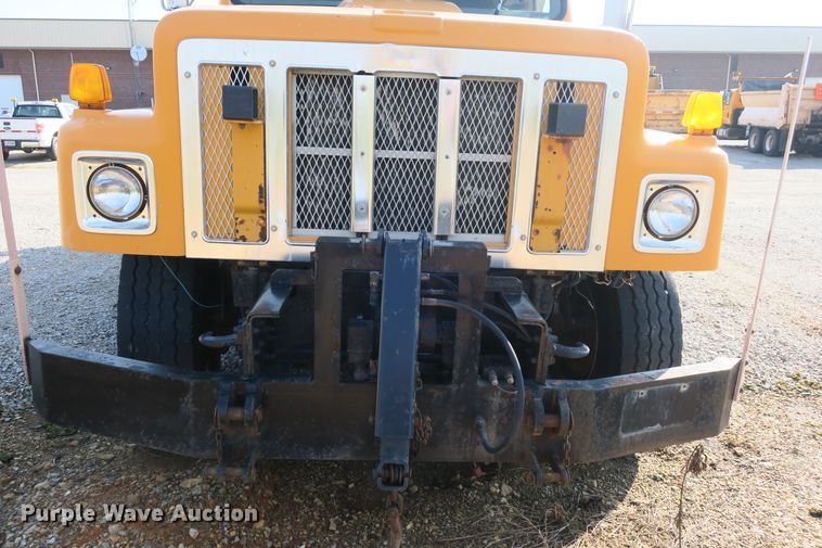 image for item DG8042 2002 International 2554 dump truck