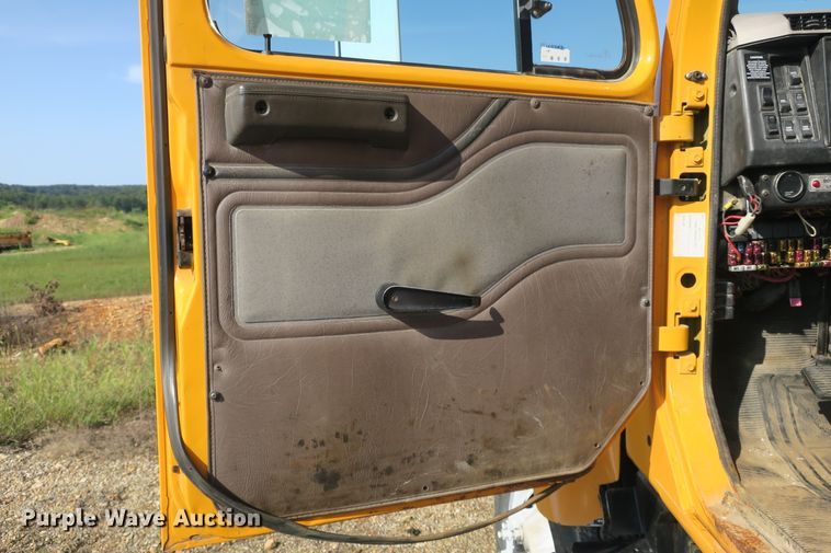 image for item DG8042 2002 International 2554 dump truck