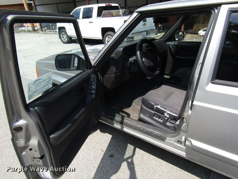 image for item DG8051 2001 Jeep Cherokee SUV