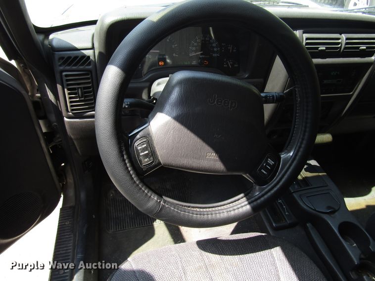 image for item DG8051 2001 Jeep Cherokee SUV