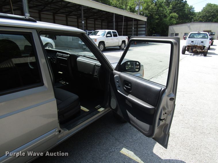 image for item DG8051 2001 Jeep Cherokee SUV