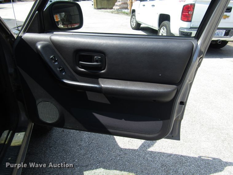 image for item DG8051 2001 Jeep Cherokee SUV