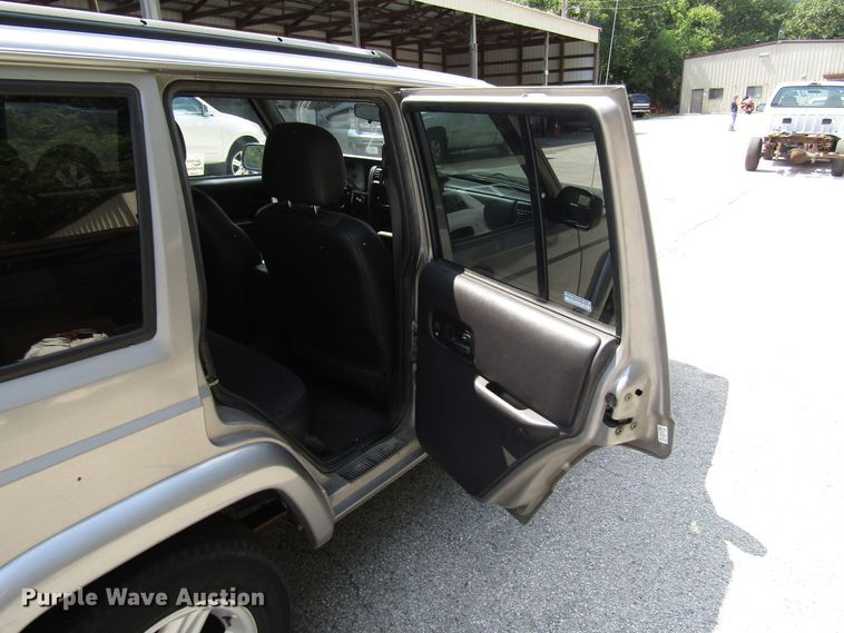 image for item DG8051 2001 Jeep Cherokee SUV