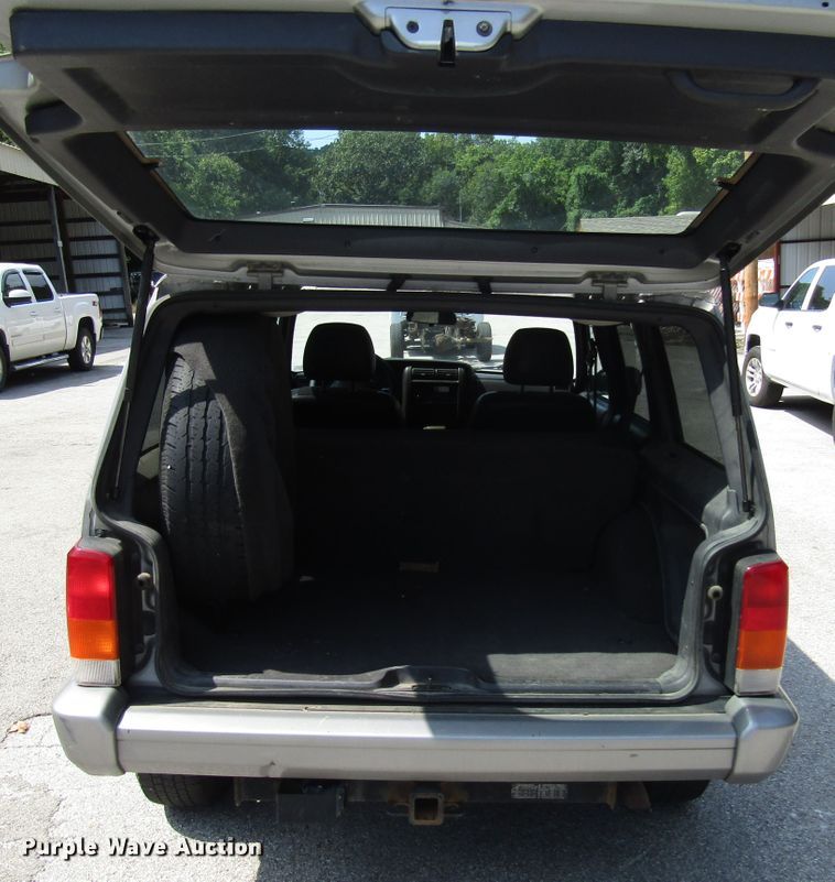 image for item DG8051 2001 Jeep Cherokee SUV