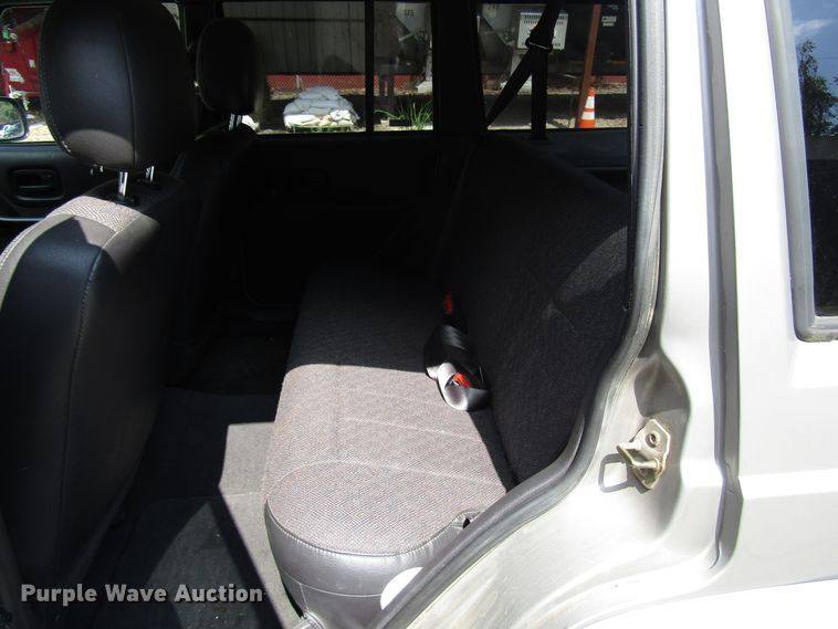 image for item DG8051 2001 Jeep Cherokee SUV