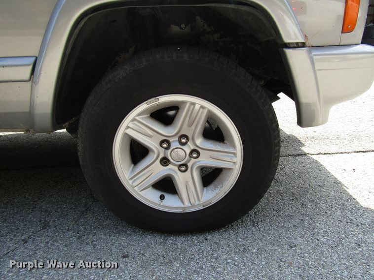 image for item DG8051 2001 Jeep Cherokee SUV