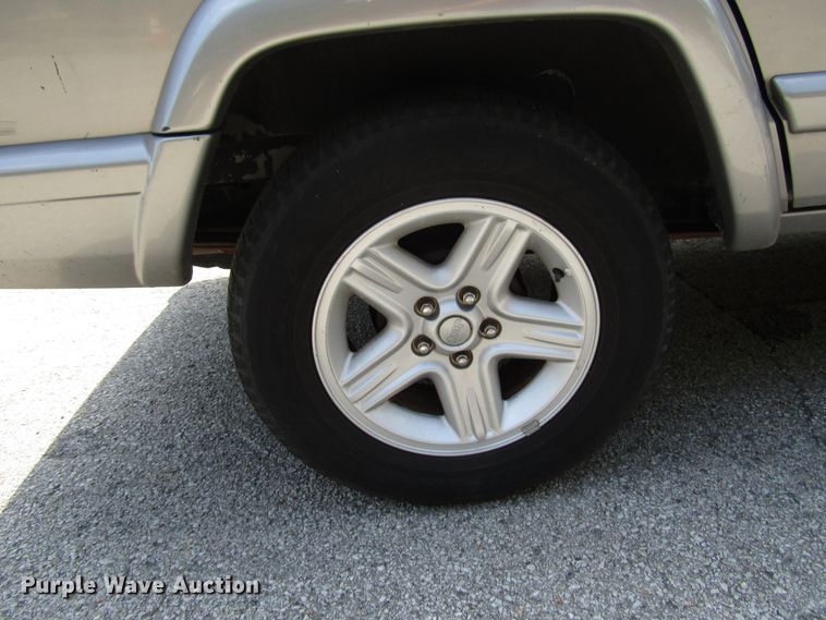 image for item DG8051 2001 Jeep Cherokee SUV