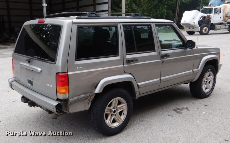 image for item DH2013 2001 Jeep Cherokee SUV
