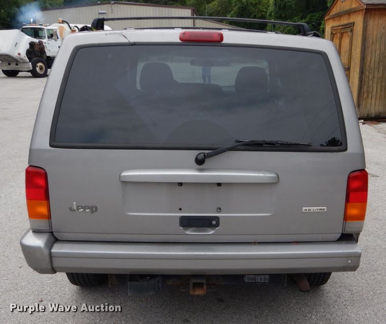 image for item DH2013 2001 Jeep Cherokee SUV