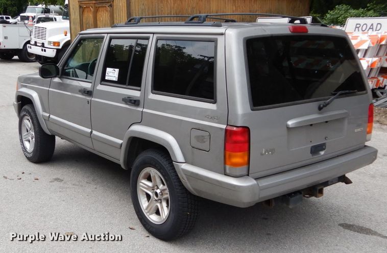 image for item DH2013 2001 Jeep Cherokee SUV