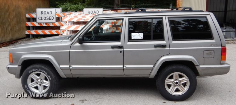 image for item DH2013 2001 Jeep Cherokee SUV