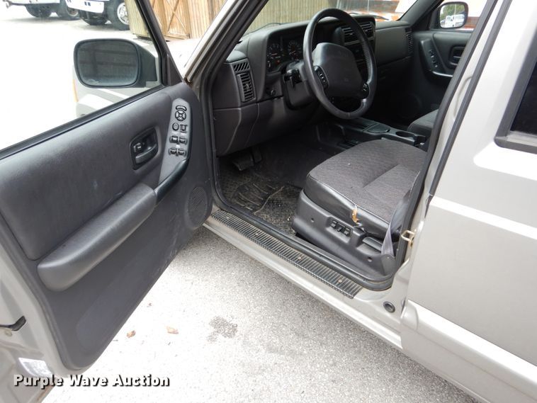 image for item DH2013 2001 Jeep Cherokee SUV