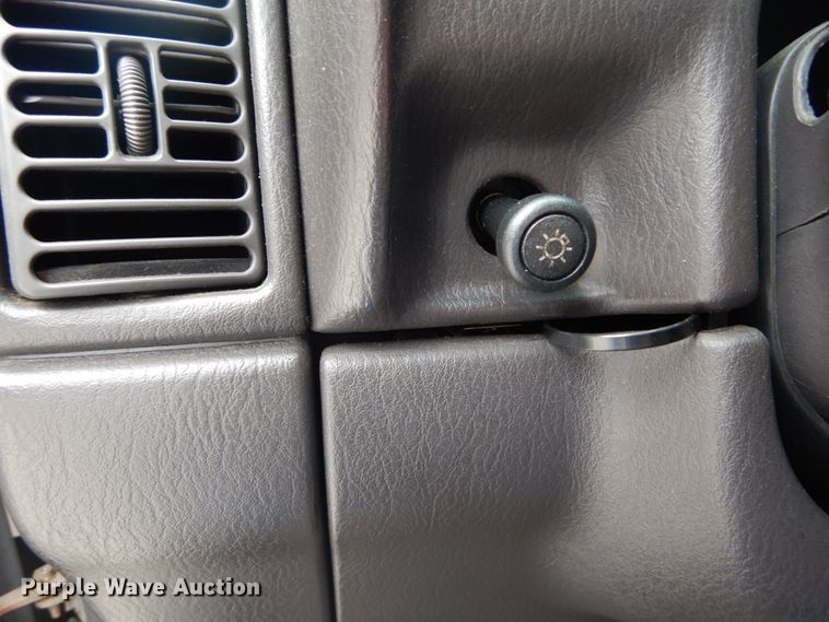 image for item DH2013 2001 Jeep Cherokee SUV