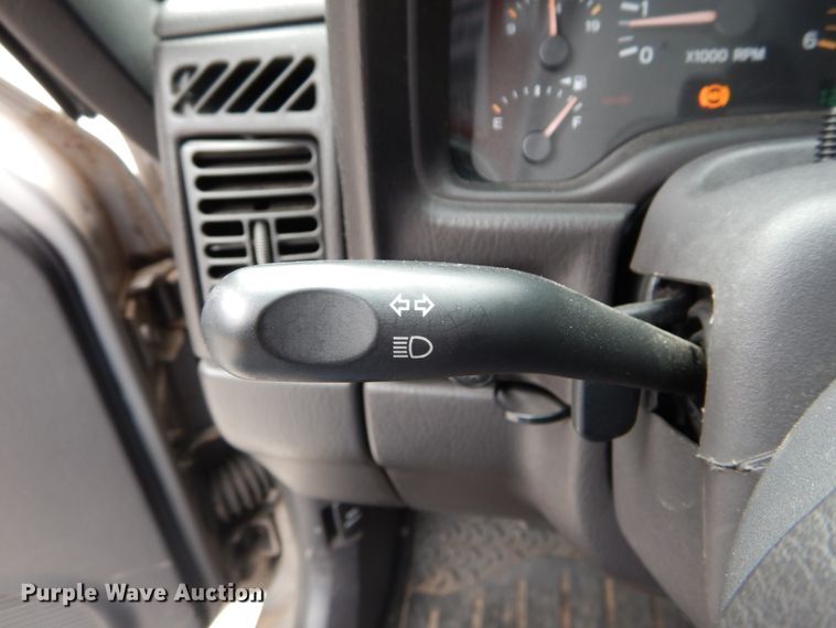 image for item DH2013 2001 Jeep Cherokee SUV