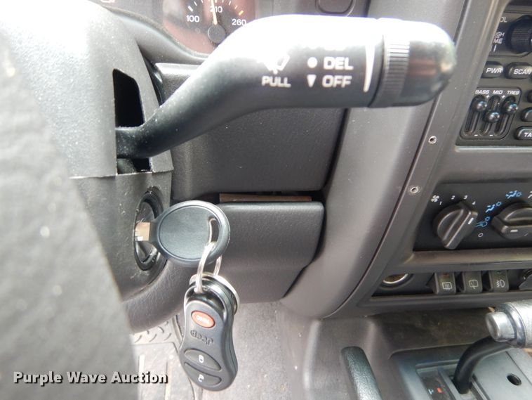 image for item DH2013 2001 Jeep Cherokee SUV