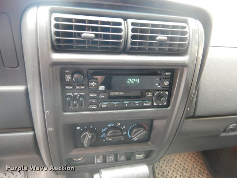 image for item DH2013 2001 Jeep Cherokee SUV