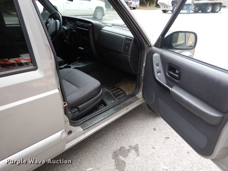 image for item DH2013 2001 Jeep Cherokee SUV