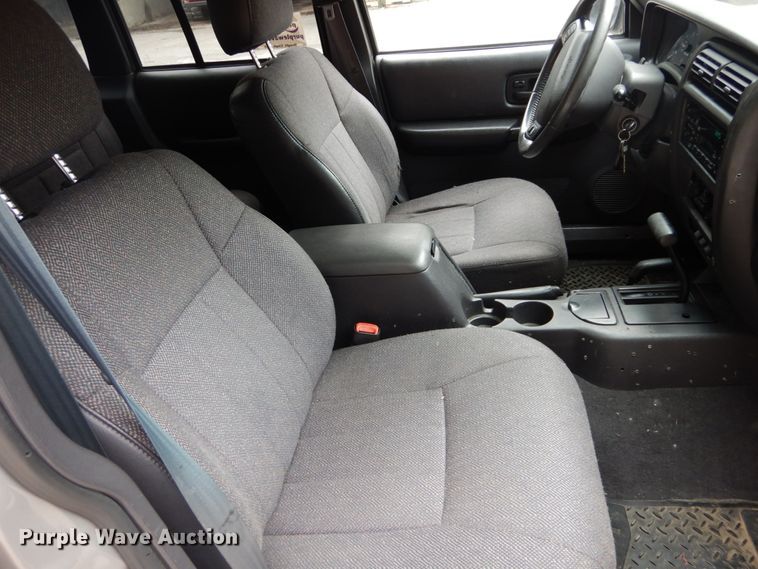 image for item DH2013 2001 Jeep Cherokee SUV