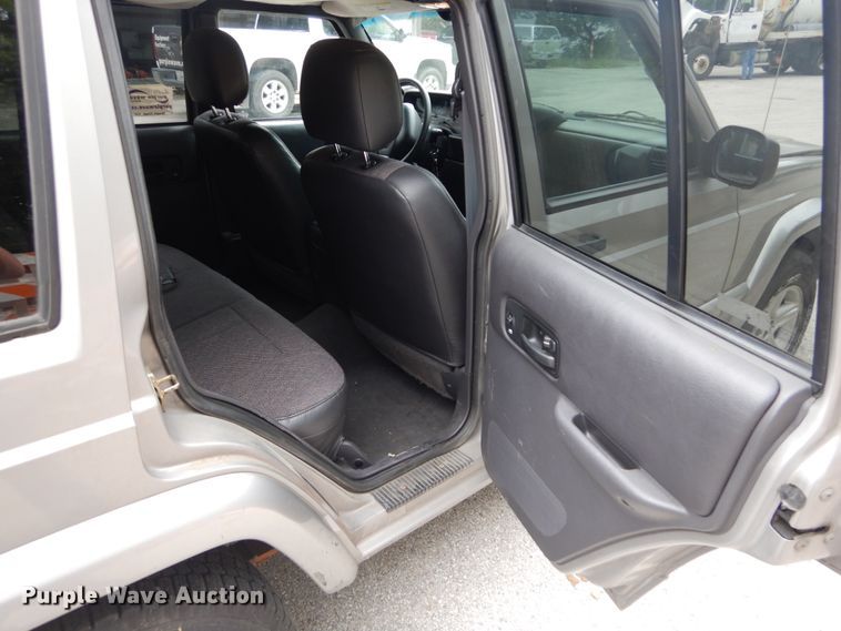 image for item DH2013 2001 Jeep Cherokee SUV