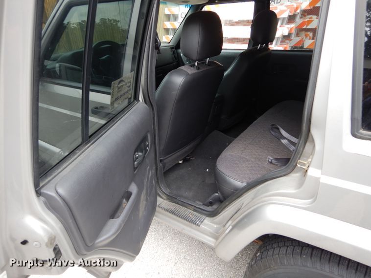 image for item DH2013 2001 Jeep Cherokee SUV