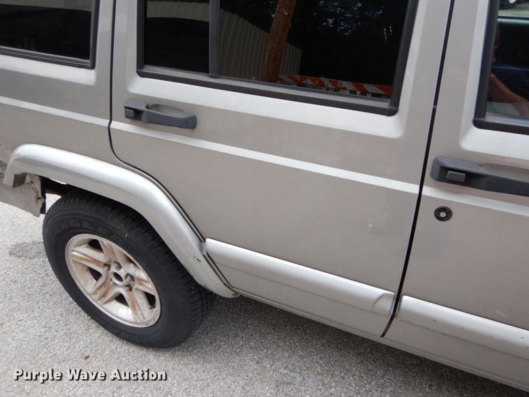 image for item DH2013 2001 Jeep Cherokee SUV