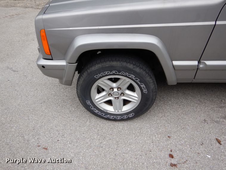 image for item DH2013 2001 Jeep Cherokee SUV