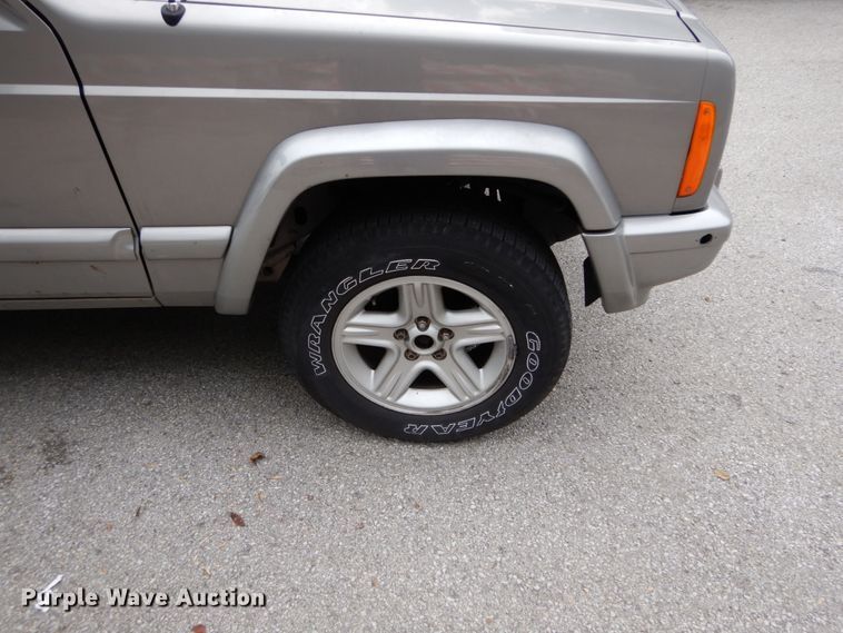 image for item DH2013 2001 Jeep Cherokee SUV