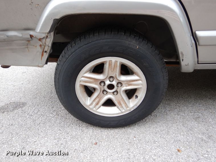 image for item DH2013 2001 Jeep Cherokee SUV