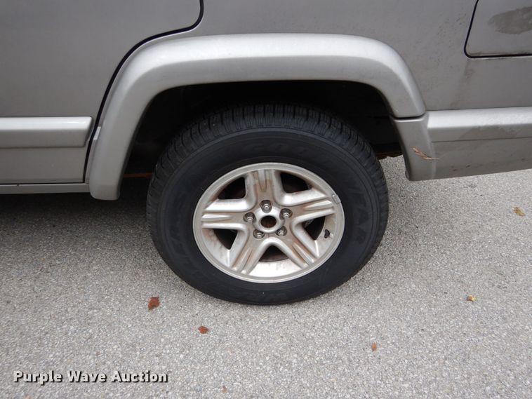 image for item DH2013 2001 Jeep Cherokee SUV