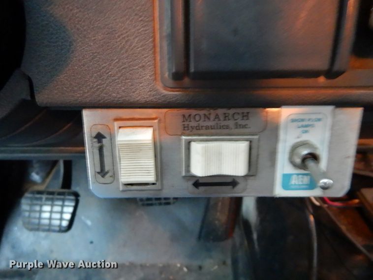 image for item DH2016 2001 Chevrolet C7500 dump truck